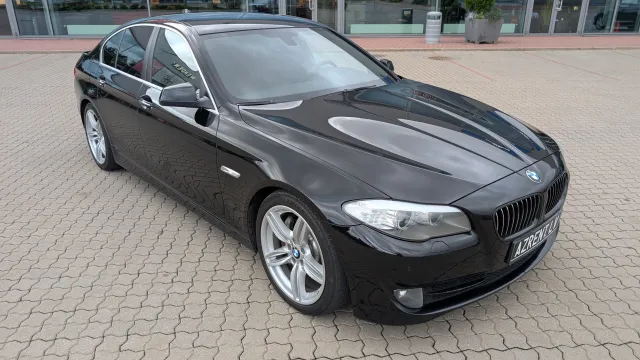 BMW 5. sērija F10, melns, automāts — foto
